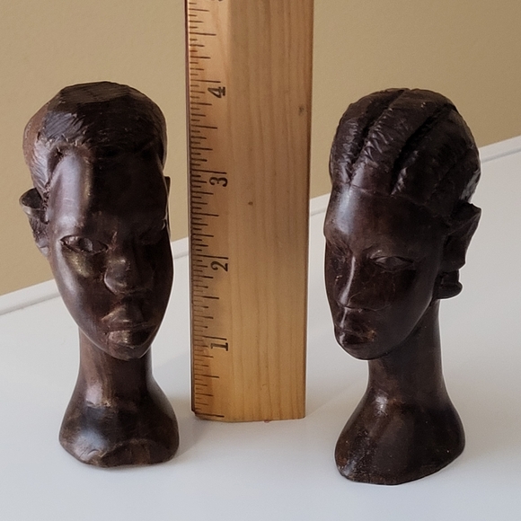 Vintage Pair of Hand Carved Wooden African Man and Woman Head Busts - Picture 16 of 17